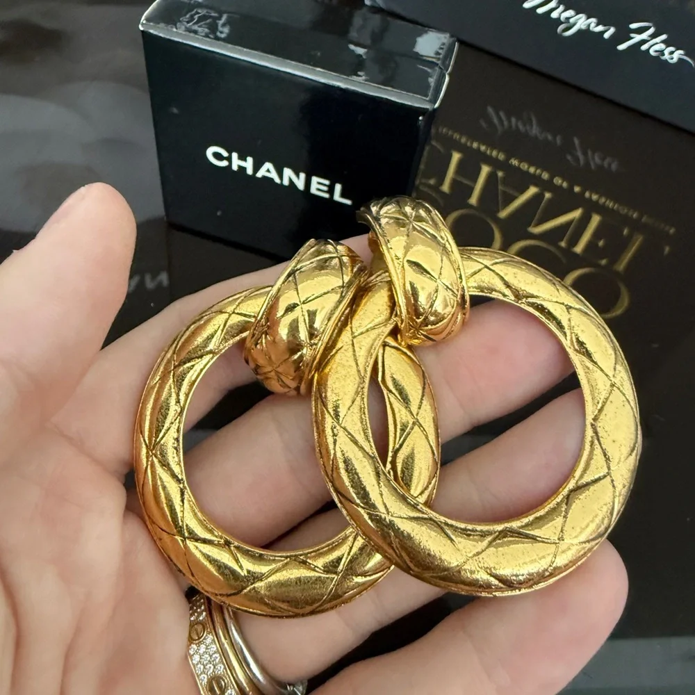 LOT 2137 24K gold plated CHANEL vintage clip on earrings